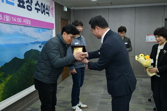 10-3. 관련사진(거제시  ‘의로운 시민’ 4인 표창 수여 2).jpg