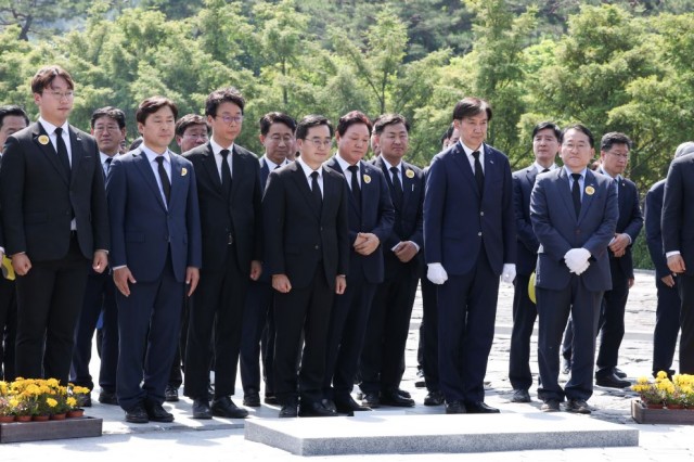 노무현전대통령추도식박완수도지사참석(3).jpg