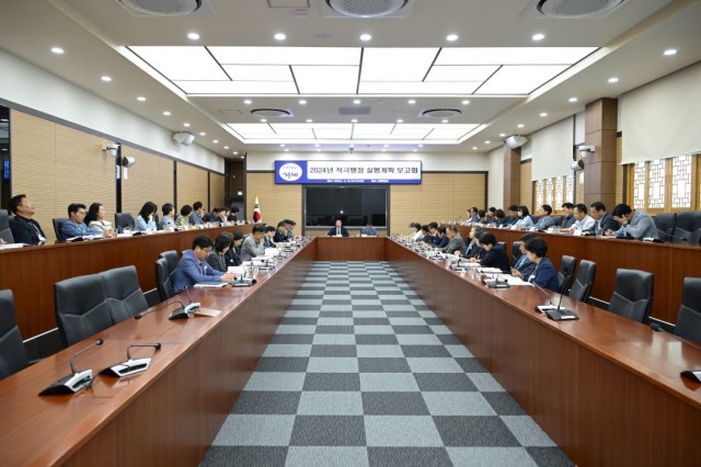 7-3 7-3. 관련사진(거제시, 2024년 적극행정 실행계획 보고회 개최 2).jpg