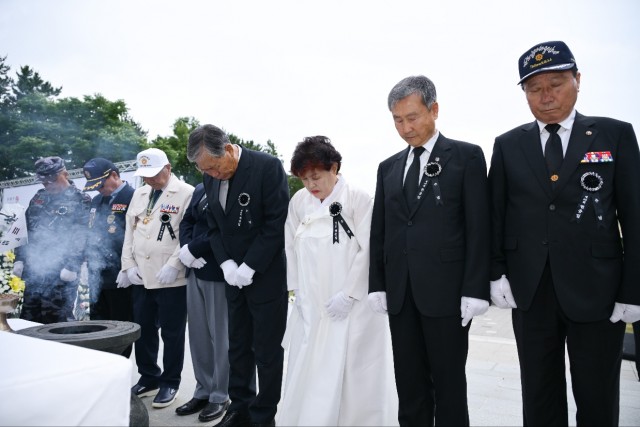 9-3. 관련사진(거제시, 제69회 현충일 추념식 거행 2).jpg