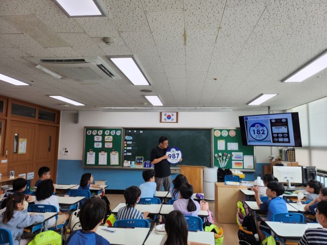 3-2 3-2. 관련사진(거제시, 초등학생 찾아가는 주소정보 교실 운영).jpg