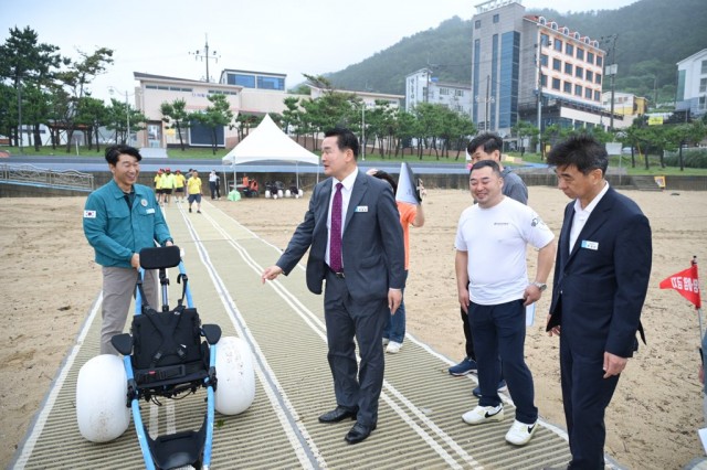 4-3 4-3. 관련사진(박종우 거제시장, 이번에는 일일 일운면장으로 활약 2 - 와현해수욕장 방문).jpg