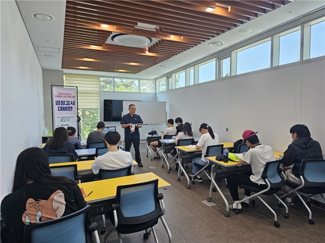 9 9.2.- 통영시 학교 밖 청소년, 검정고시 25명 합격.jpg