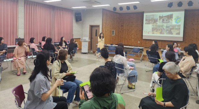 1-3 1-3. 관련사진(거제시청소년상담복지센터, 학교폭력 예방 부모교육 진행 2).jpg