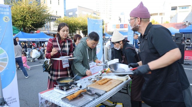 관련사진(‘제4회 거제시 지속가능발전 페스티벌&로컬푸드 IN거제’ 성료 3) 관련사진(‘제4회 거제시 지속가능발전 페스티벌&로컬푸드 IN거제’ 성료 3).jpg