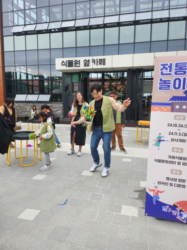 4-4. 관련사진(글로벌 거제! 거제섬꽃축제 외국인 관광객들에게 인기 3).JPG