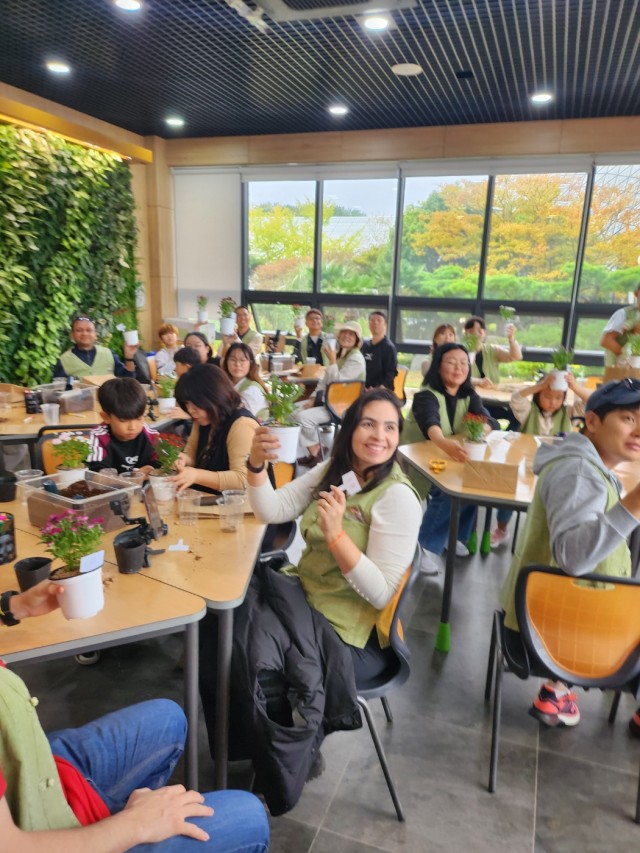 4-5. 관련사진(글로벌 거제! 거제섬꽃축제 외국인 관광객들에게 인기 4).JPG