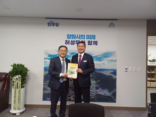 관련사진(국비 확보를 위한 막판 스퍼트, 박종우 거제시장, 국회 방문) (1) 관련사진(국비 확보를 위한 막판 스퍼트, 박종우 거제시장, 국회 방문) (1).jpg