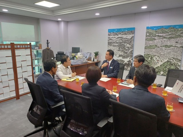 관련사진(국비 확보를 위한 막판 스퍼트, 박종우 거제시장, 국회 방문) (2) 관련사진(국비 확보를 위한 막판 스퍼트, 박종우 거제시장, 국회 방문) (2).jpg