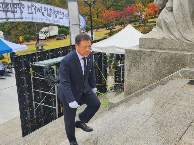 산청함양사건위령제참석하는행정부지사.jpg