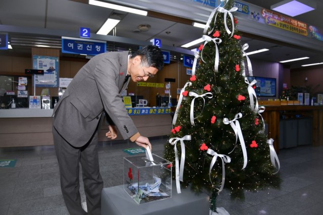 7-3 7-3. 관련사진(거제시, 희망나눔트리 점등으로 ‘희망2025나눔캠페인’ 나눔 불빛 밝혀 2).jpg