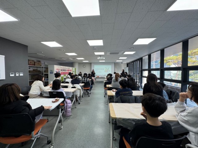 6-2 6-2. 관련사진(아주청소년문화의집, 가족과 함께하는 “우리 가족 DIY 행복한 우리집” 프로그램 성료).jpg