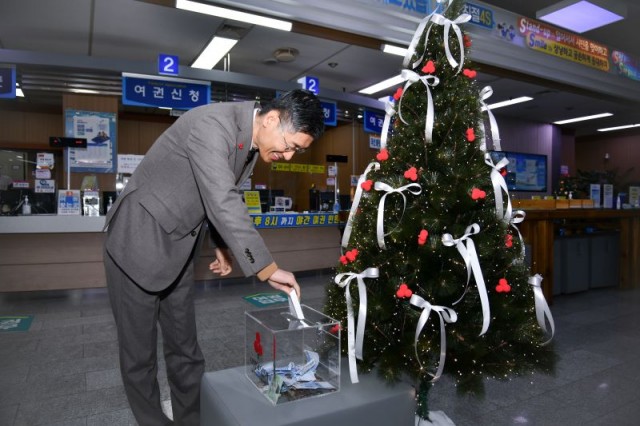 10-3. 관련사진(거제시민의 따뜻한 나눔, ‘희망2025 나눔캠페인’ 이웃돕기 온정 이어져 2).jpg