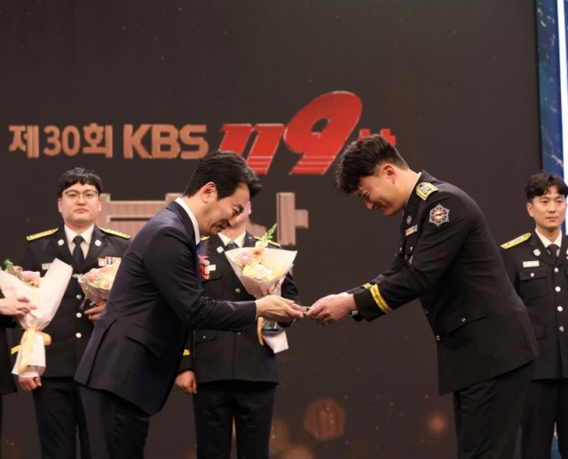 거제소방서_어홍경소방장_제30회KBS119상본상수상(2) 거제소방서_어홍경소방장_제30회KBS119상본상수상(2).jpg