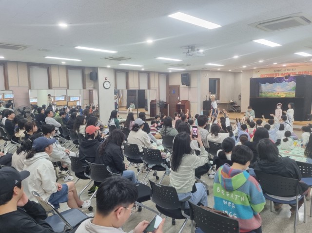 7-2 7-2. 관련사진(거제시립장평도서관 도서관주간 행사, ‘아기돼지 삼형제’ 인형극 성료).JPG