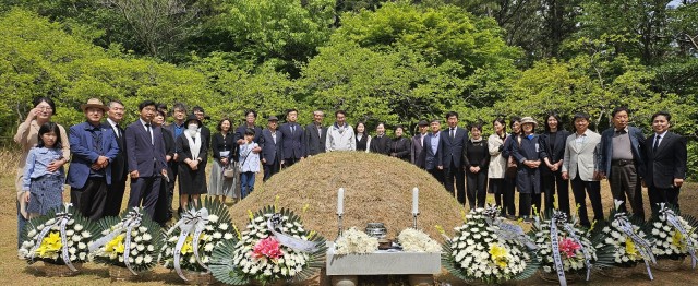 5 5. 6. - 통영시, 현대문학의 어머니 박경리 선생 제17주기 추모제 1(단체사진).jpg