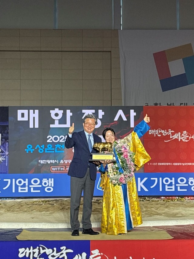 11-2 11-2. 관련사진(거제시청씨름단 이연우, 유성온천장사씨름대회 ‘장사’ 등극...김다혜도 준우승 쾌거 1) (1).jpg