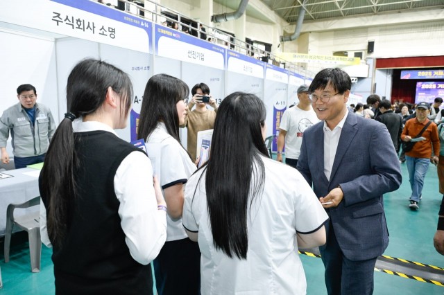 5-4 5-4. 관련사진(‘취업문 두드리는 발걸음’ 2025 거제시 채용박람회에 구직자 몰렸다 3).jpg