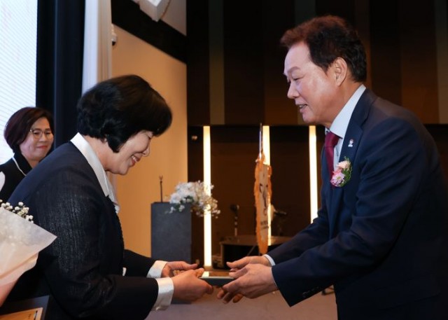 김해시여성기업인협의회회장이취임식(1) 김해시여성기업인협의회회장이취임식(1).jpg