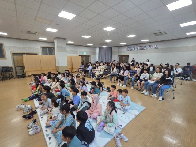 5-3 5-3. 관련사진(거제시립수양도서관 가정의달 행사, ‘혹부리 영감’ 인형극 성료 2).jpg