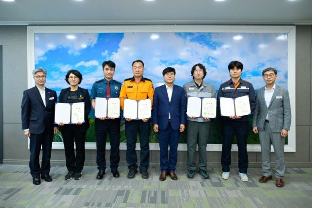 1-2 1-2. 관련사진(거제시, ‘화학안전관리위원회’ 위촉식 개최 1).jpg