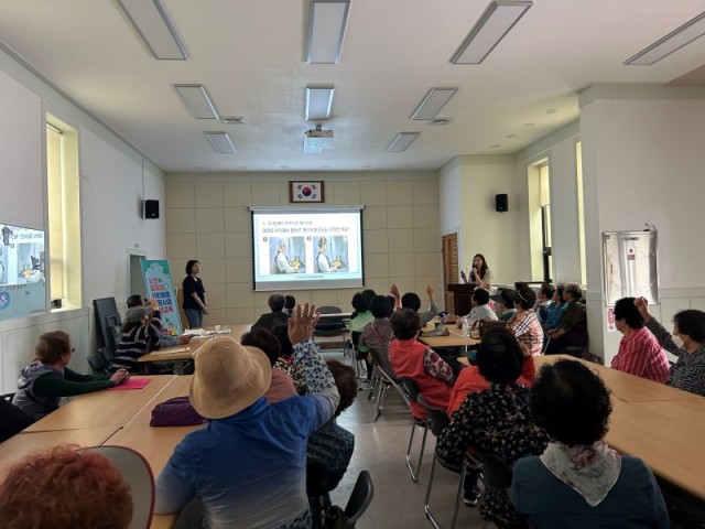 7-2 7-2. 관련사진(거제시 어린이·사회복지급식관리지원센터, 경로당 급식 지원사업 참여자 위생교육 실시).jpg