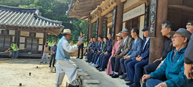 1-6 고성향교, 유교 문화 알리는 인문학 강연과 서원 탐방 개최[서원탐방].JPG