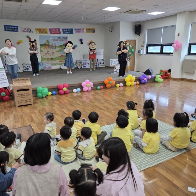 3-2 3-2. 관련사진(거제시가족센터 상문동 공동육아나눔터, ‘자원순환 인형극’ 성황리 개최 1).jpg