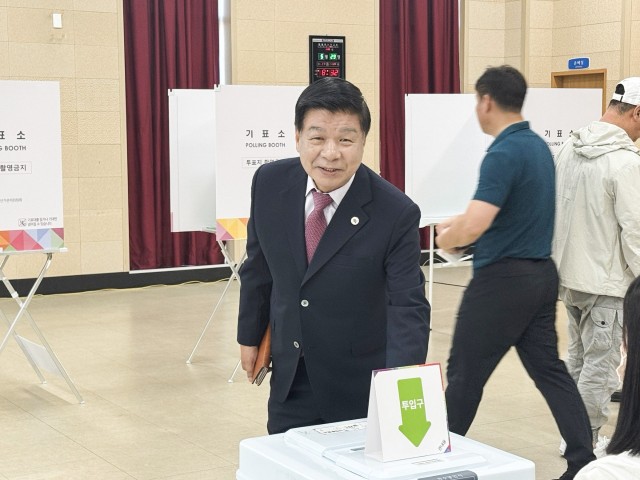 2 이상근 고성군수, 사전투표로 소중한 한 표 행사.jpg
