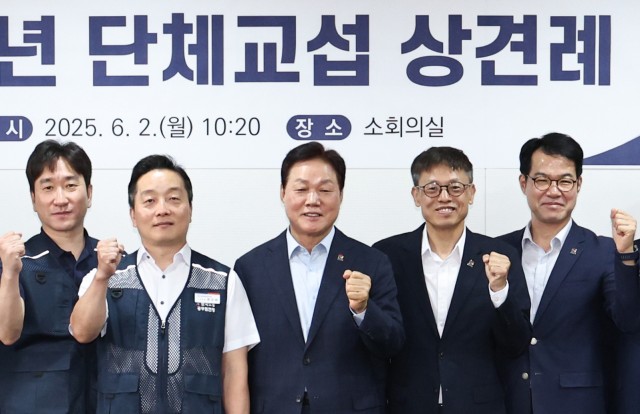 경남도청공무원노조_단체교섭상견례(1) 경남도청공무원노조_단체교섭상견례(1).jpg