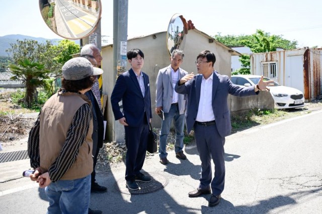 관련사진(시민과의 약속은 반드시! 변광용 거제시장 내간·외간마을 찾아) (3) 관련사진(시민과의 약속은 반드시! 변광용 거제시장 내간·외간마을 찾아) (3).jpg