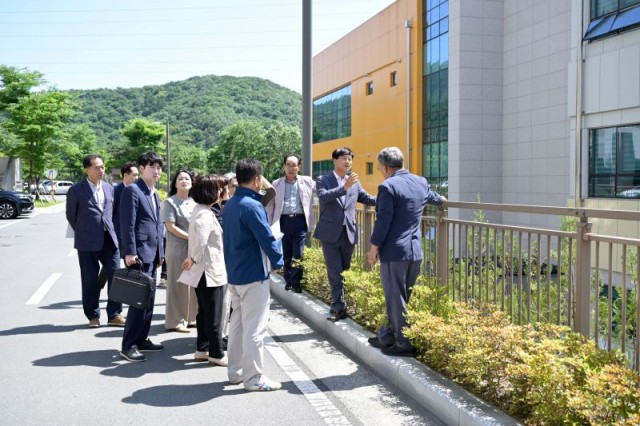 관련사진(변광용 거제시장, 건의사항 청취 위해 해뜰안애 아파트 찾아) (1) 관련사진(변광용 거제시장, 건의사항 청취 위해 해뜰안애 아파트 찾아) (1).jpg