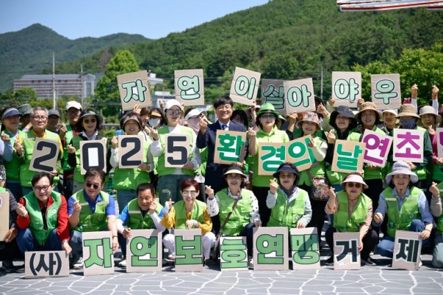 관련사진(환경의 날 기념 연초면 하천정화활동 실시) (1).jpg