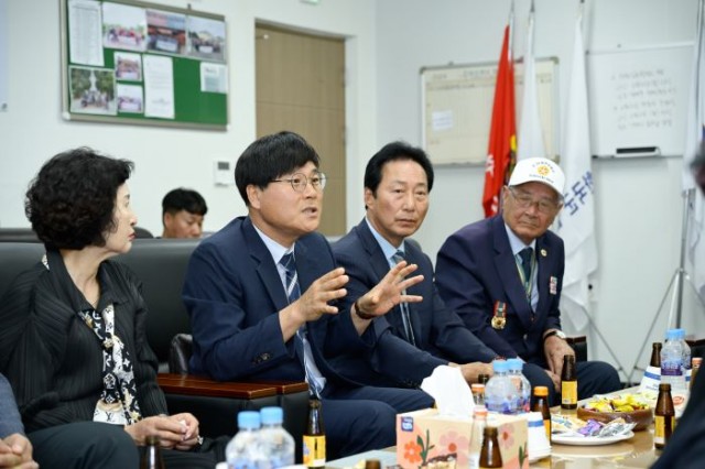 관련사진(거제상공회의소, 호국보훈의 달 맞이 보훈가족 위문) (3) 관련사진(거제상공회의소, 호국보훈의 달 맞이 보훈가족 위문) (3).jpg