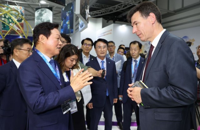 (3)(2023년6월19일)프랑스항공우주산업전_필립밥티스트프랑스국립우주연구센터(CNES)의장면담.jpg