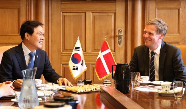 덴마크에서경남원전기업글로벌경쟁력강조(3) 덴마크에서경남원전기업글로벌경쟁력강조(3).jpg