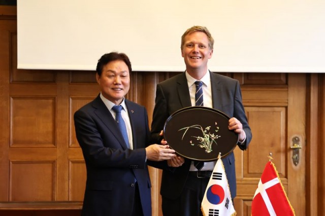 덴마크에서경남원전기업글로벌경쟁력강조(1) 덴마크에서경남원전기업글로벌경쟁력강조(1).jpg