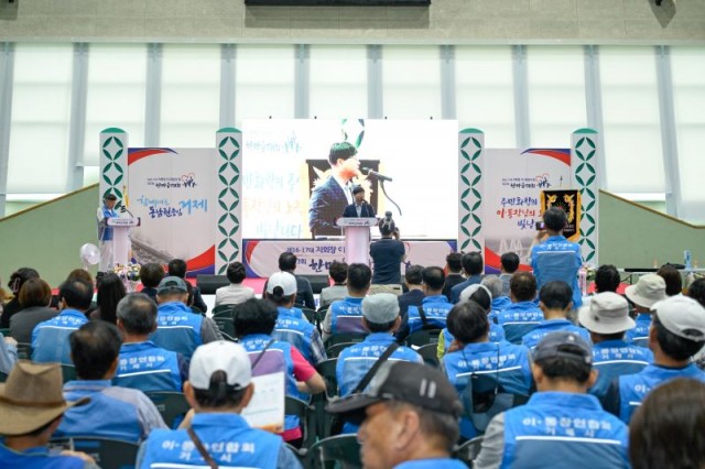 1-3 1-3. 관련사진((사)전국이통장연합회 거제시지회, 제16·17대 지회장 이취임식 및 제33회 한마음대회 개최 2).jpg