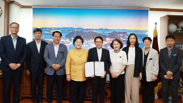 6 6. 17. - 통영시의회 입법고문에 유재균 한국산업기술원 의회운영연구소 소장 신규 위촉.JPG