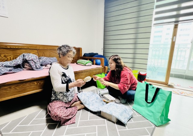 8-2 8-2. 관련사진(거제시치매안심센터, 치매어르신 200명 대상 폭염안심꾸러미 지원).jpg