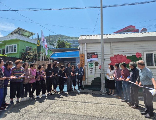 16-2 16-2. 관련사진(거제시치매안심센터, 제12호 능포동 치매안심마을 협약식 및 지정 현판식 성료 1).jpg