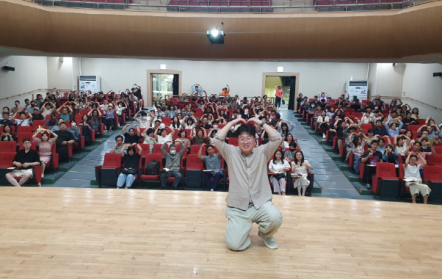 3-2 3-2. 관련사진(거제시, ‘2025년 거제시민자치대학’ 박정호 교수 강연 성료 1).png