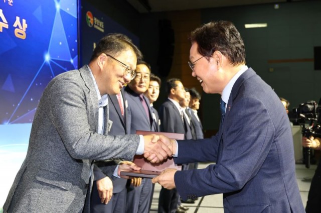 제29회경상남도농수산물수출탑시상식(3)-수출우수시군최우수시상_장금용창원시제1부시장 제29회경상남도농수산물수출탑시상식(3)-수출우수시군최우수시상_장금용창원시제1부시장.jpg