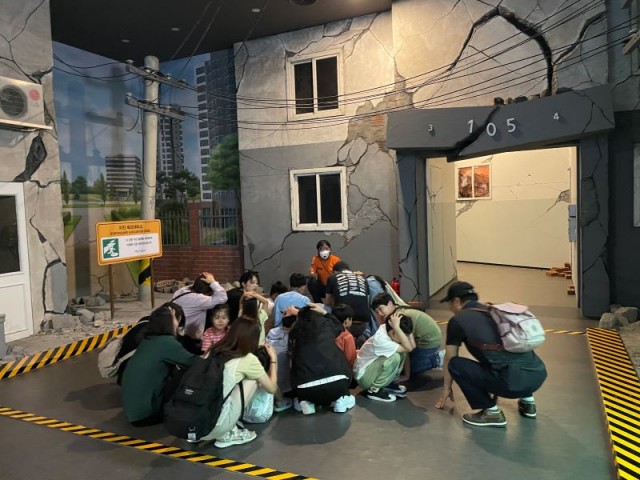 5-2 5-2. 관련사진(거제시가족센터, 다문화가족 자녀 ‘재난 대응 안전체험 프로그램’ 진행 1).jpg