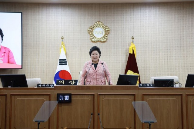 7. 1. - 2025년 제2회 통영시의회 어린이·청소년의회교실 개최 1(환영 인사).JPG