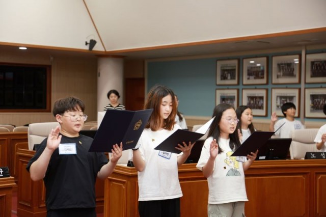 7. 1. - 2025년 제2회 통영시의회 어린이·청소년의회교실 개최 2(입교식 선서).JPG
