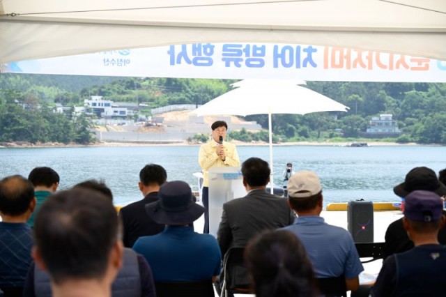 3-2 3-2. 관련사진(거제시 문치가자미 치어 방류행사 추진).jpg