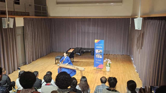 7 7. 8. - 통영시 지역민과 함께하는 애향음악회 개최 3(가야금 병창(공규연)).jpg