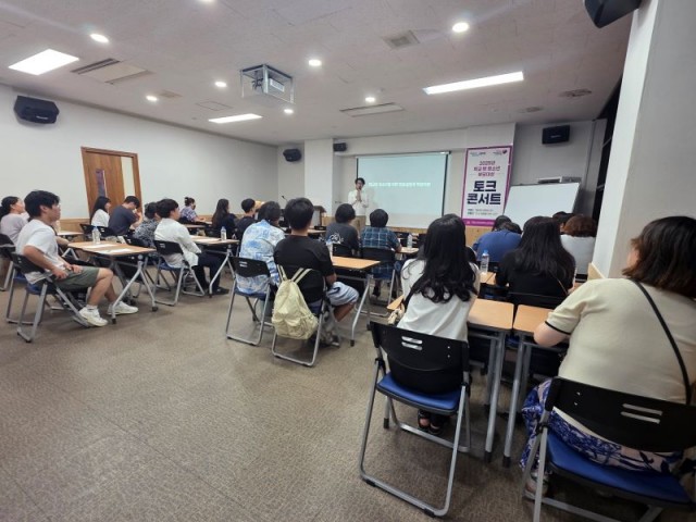 8-2 8-2. 관련사진(학교 밖 청소년 부모 토크콘서트 실시).jpg