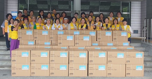 6-2 6-2. 보도사진(대한적십자사봉사회 거제시협의회, 혹서기 대비 취약계층에 물품 전달).jpg